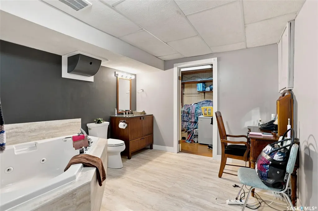 2309 Easthill Saskatoon SK S7J 3E4