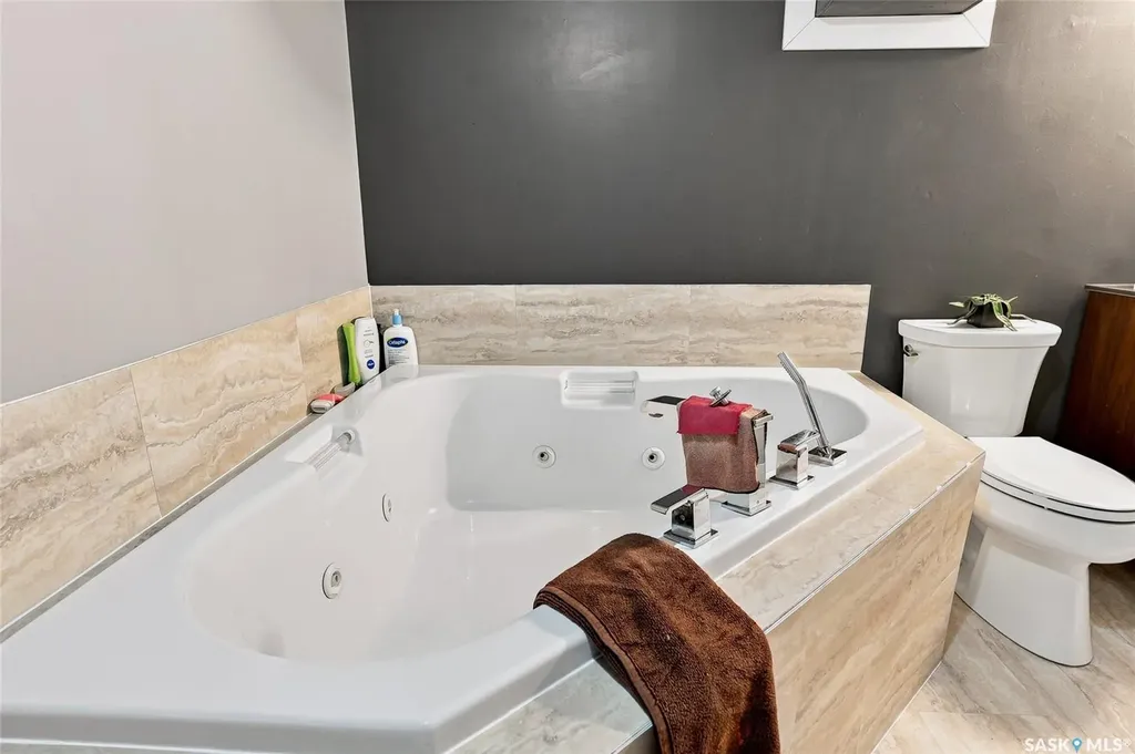 2309 Easthill Saskatoon SK S7J 3E4