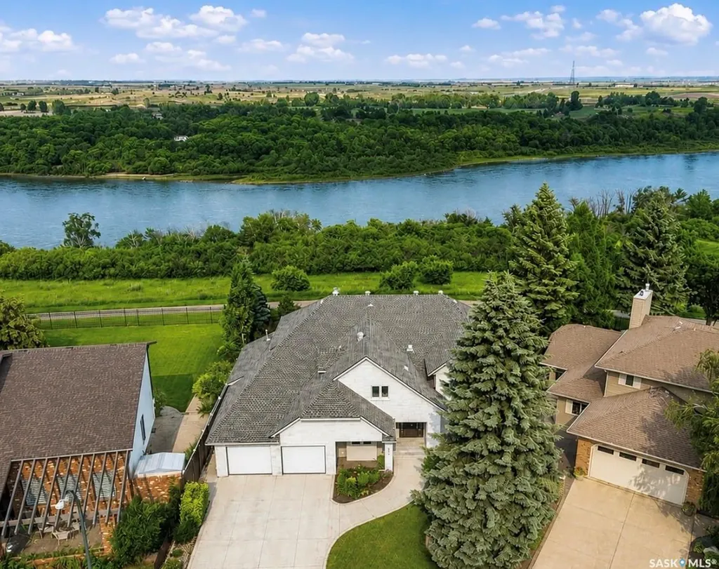 323 Mallin Crescent Saskatoon SK S7K 7X2