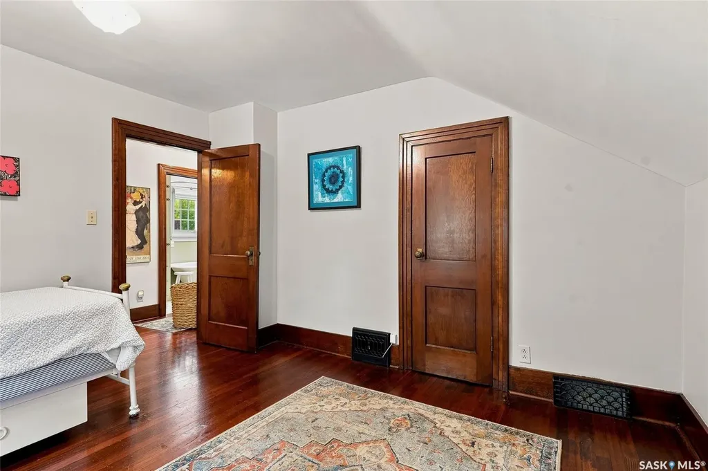 630 8th Avenue N Saskatoon SK S7K 2W8