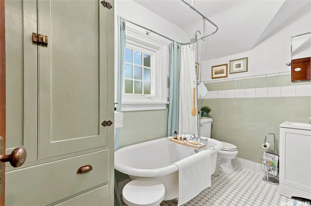 630 8th Avenue N Saskatoon SK S7K 2W8