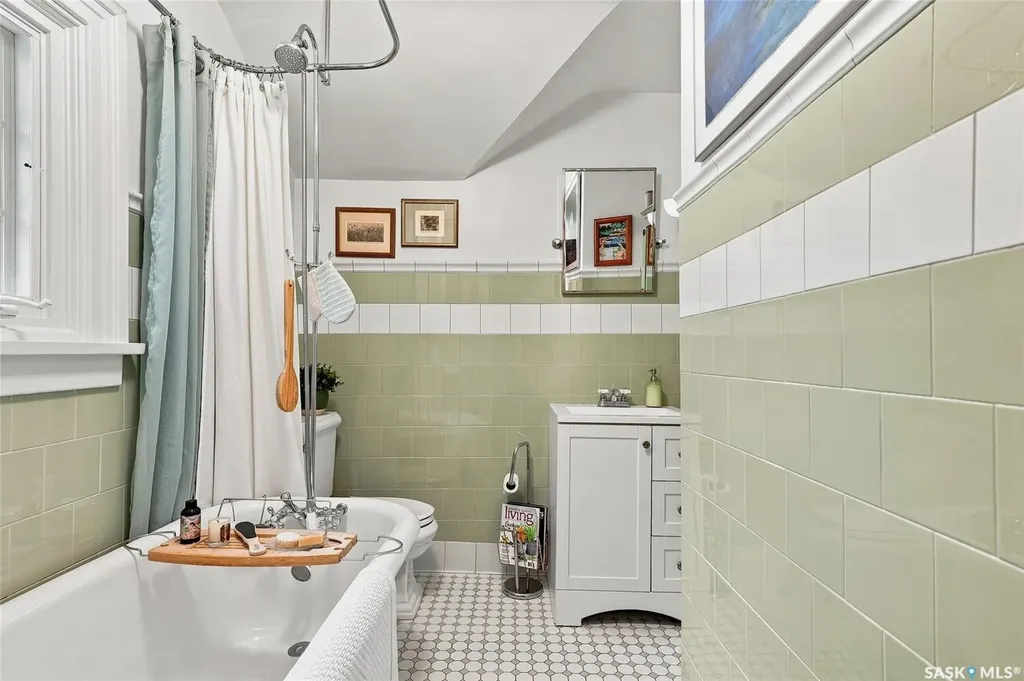 630 8th Avenue N Saskatoon SK S7K 2W8