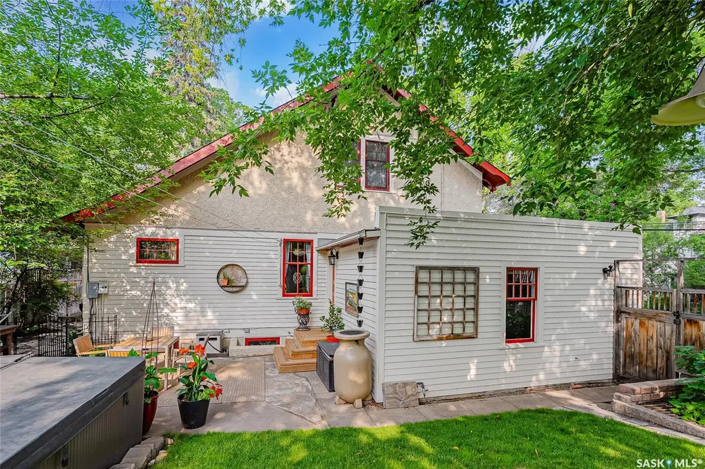 630 8th Avenue N Saskatoon SK S7K 2W8