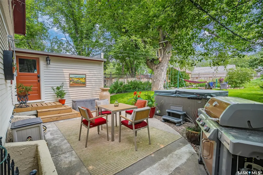 630 8th Avenue N Saskatoon SK S7K 2W8