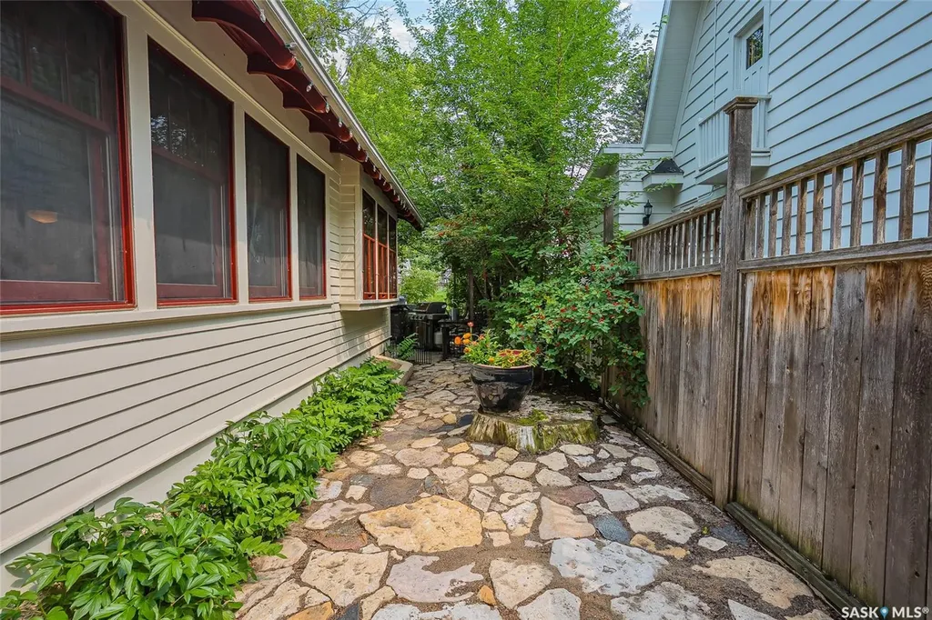 630 8th Avenue N Saskatoon SK S7K 2W8