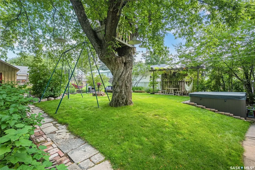 630 8th Avenue N Saskatoon SK S7K 2W8