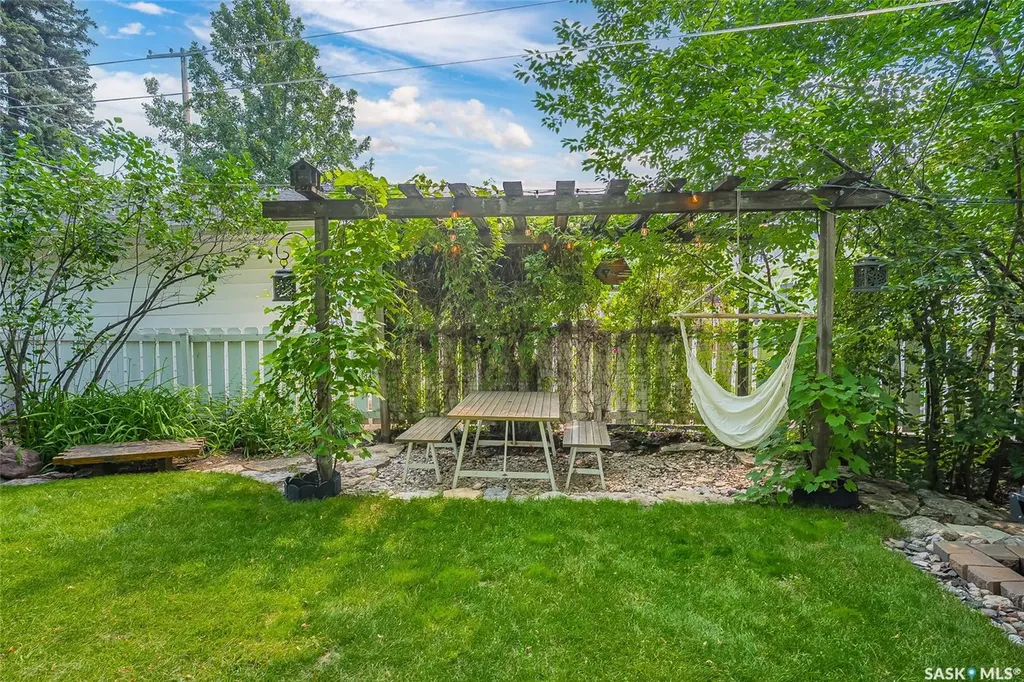 630 8th Avenue N Saskatoon SK S7K 2W8