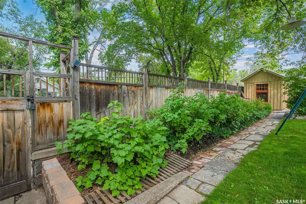 630 8th Avenue N Saskatoon SK S7K 2W8