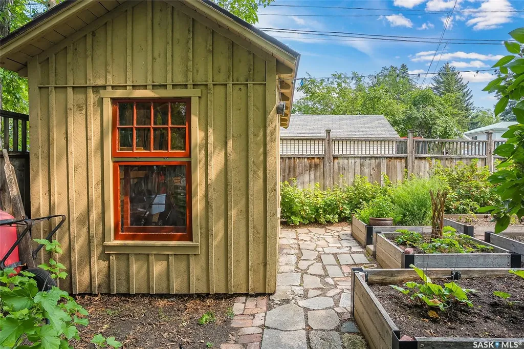 630 8th Avenue N Saskatoon SK S7K 2W8