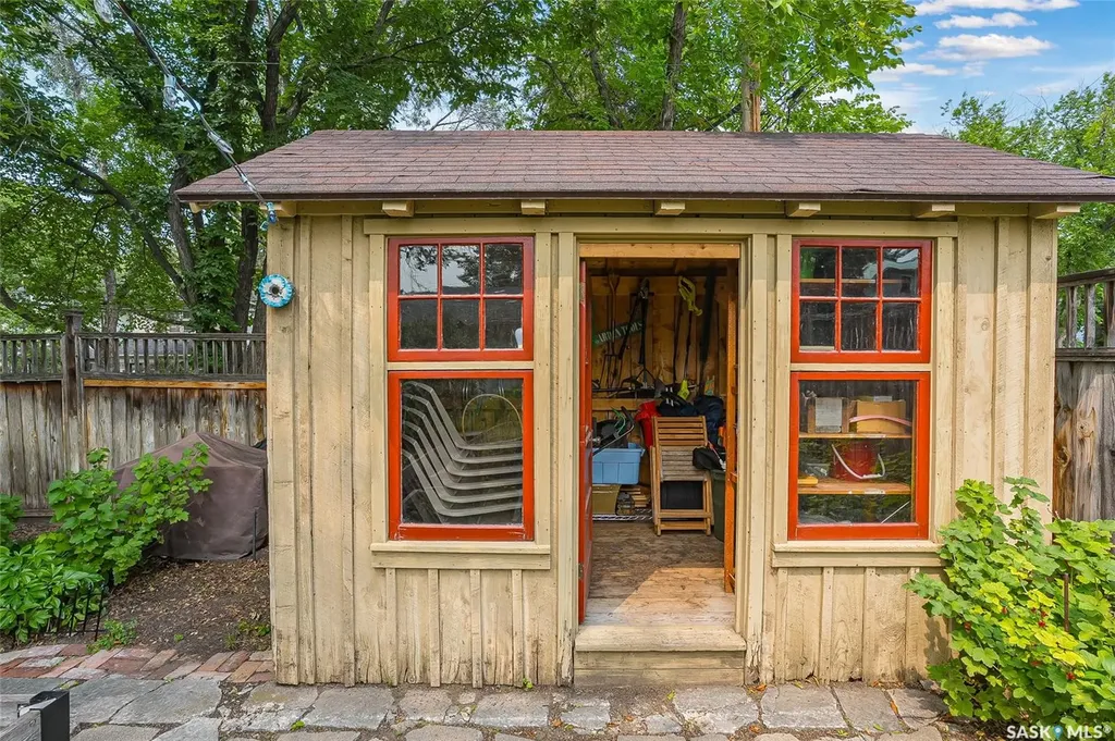 630 8th Avenue N Saskatoon SK S7K 2W8
