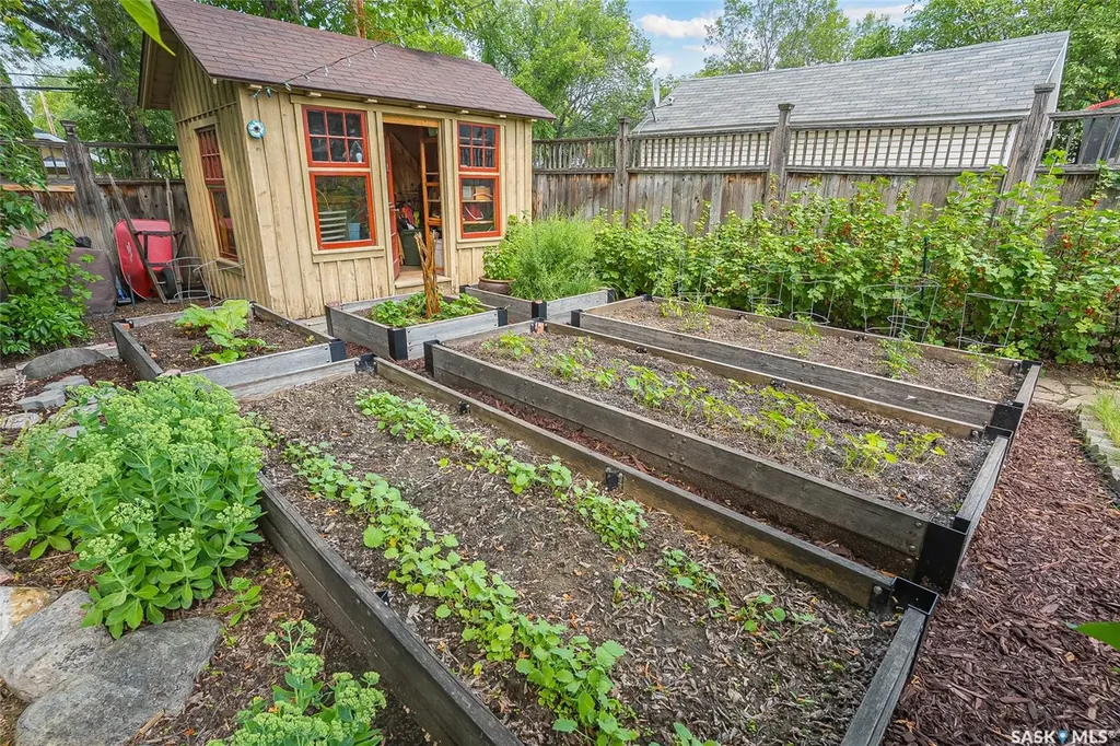 630 8th Avenue N Saskatoon SK S7K 2W8