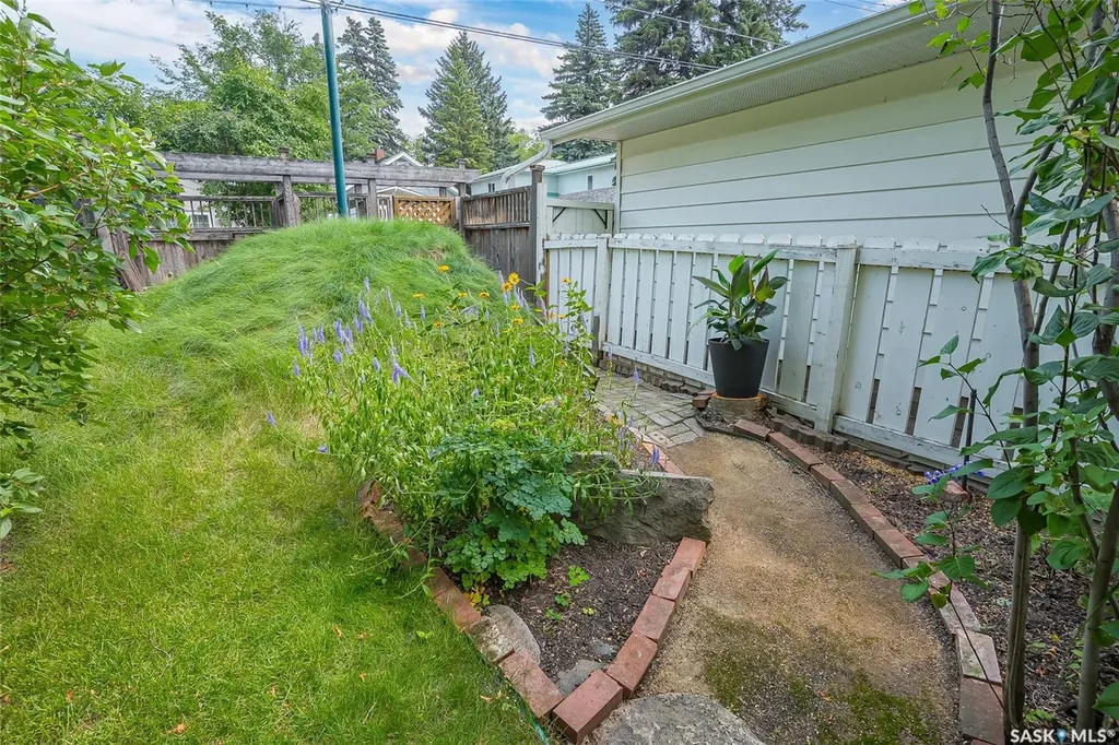 630 8th Avenue N Saskatoon SK S7K 2W8