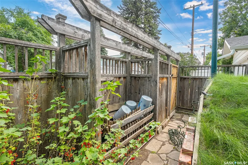 630 8th Avenue N Saskatoon SK S7K 2W8