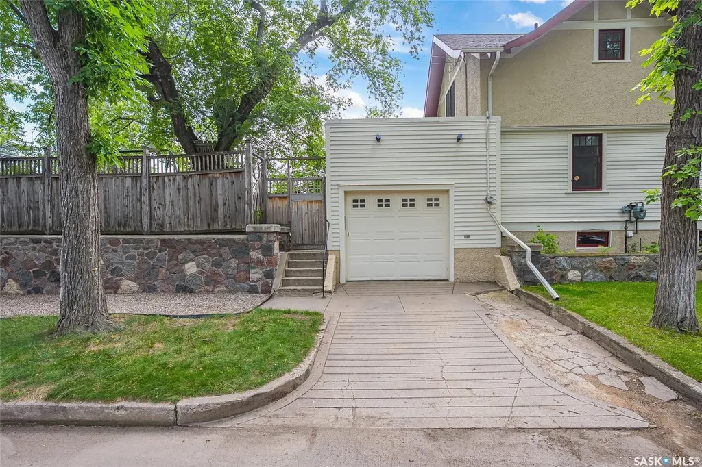 630 8th Avenue N Saskatoon SK S7K 2W8