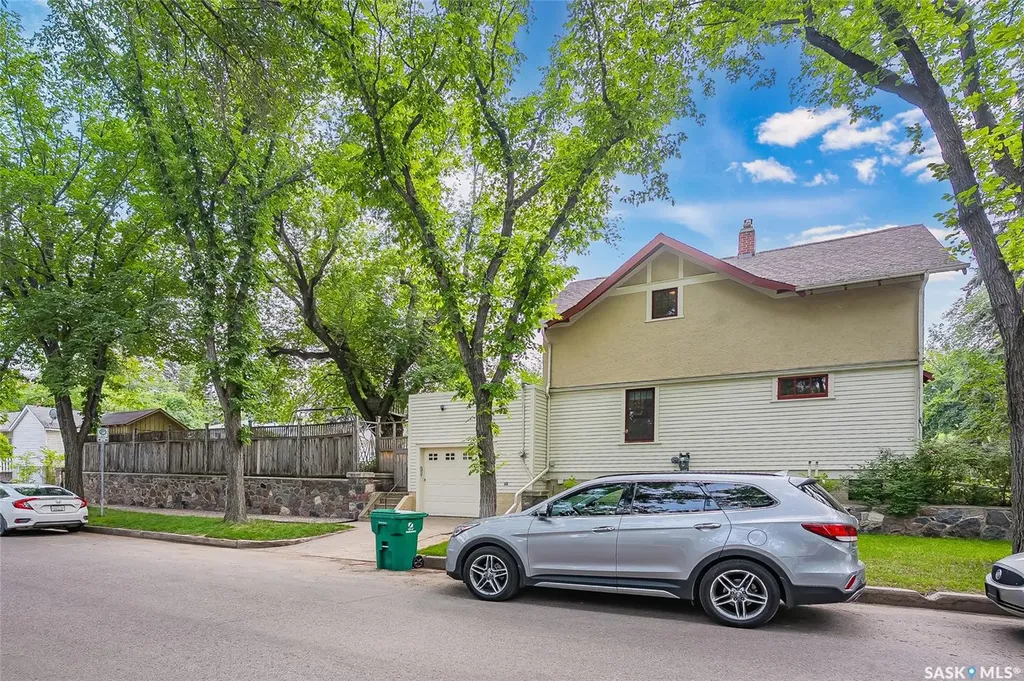 630 8th Avenue N Saskatoon SK S7K 2W8