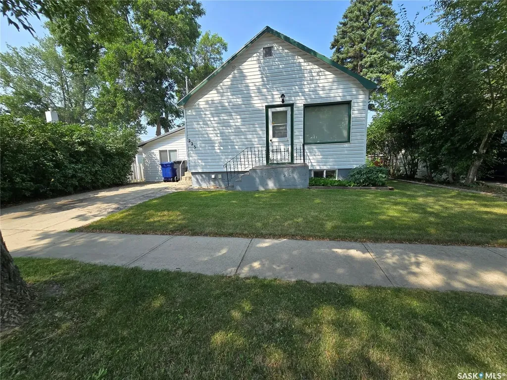 223 9th Street Weyburn SK S4H 1E9