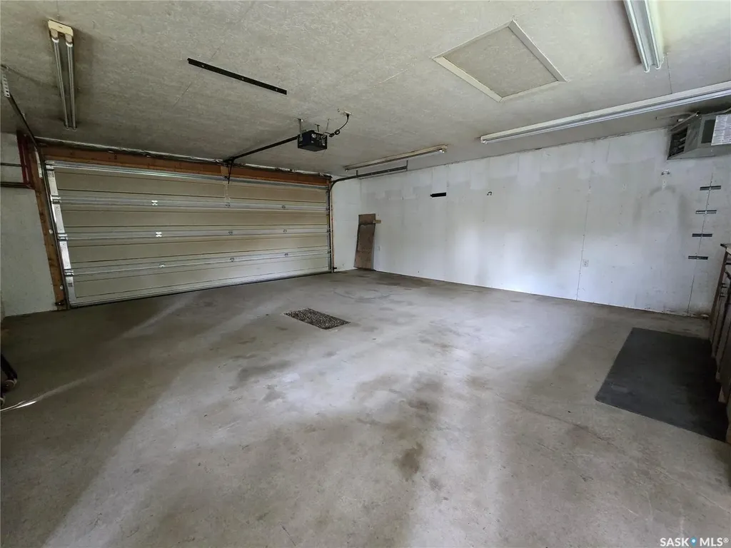 223 9th Street Weyburn SK S4H 1E9