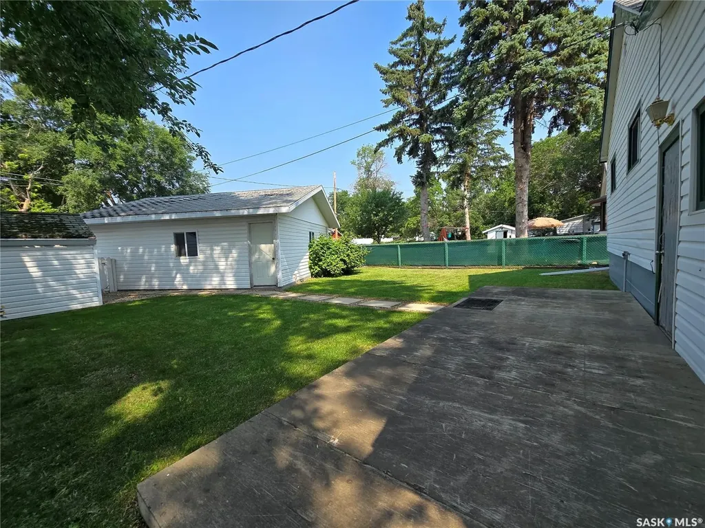 223 9th Street Weyburn SK S4H 1E9