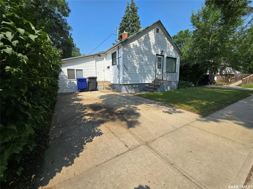 223 9th Street Weyburn SK S4H 1E9