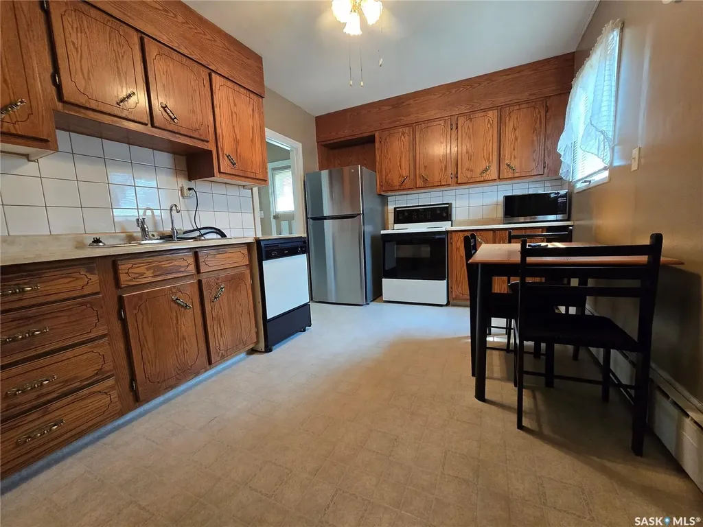 223 9th Street Weyburn SK S4H 1E9