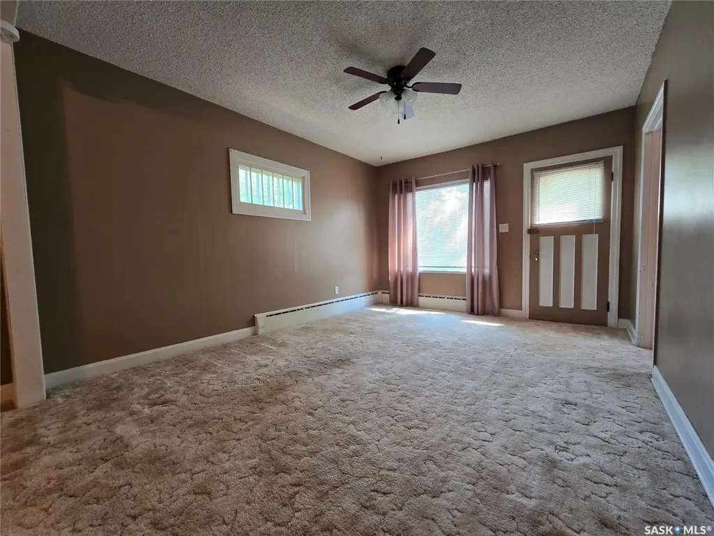 223 9th Street Weyburn SK S4H 1E9