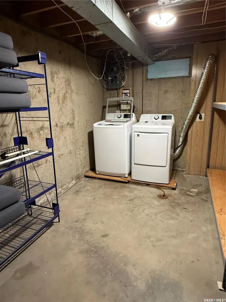 1305 Park Avenue Weyburn SK S4H 0K7