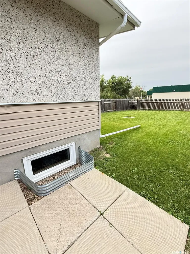 1305 Park Avenue Weyburn SK S4H 0K7