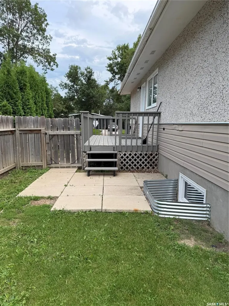 1305 Park Avenue Weyburn SK S4H 0K7