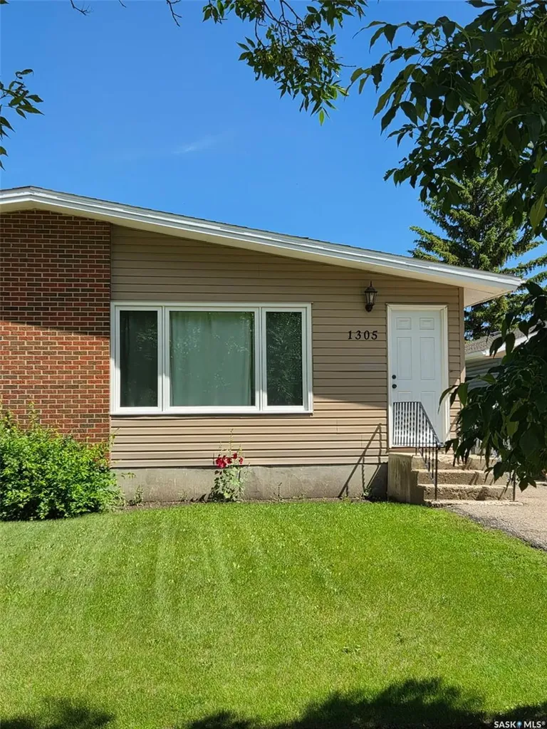 1305 Park Avenue Weyburn SK S4H 0K7