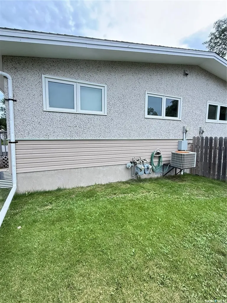 1305 Park Avenue Weyburn SK S4H 0K7