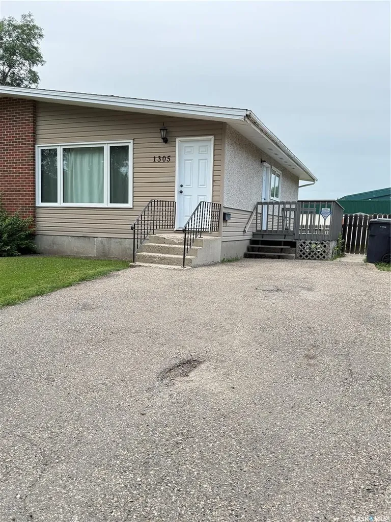 1305 Park Avenue Weyburn SK S4H 0K7