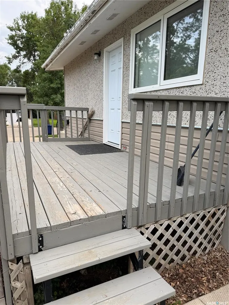 1305 Park Avenue Weyburn SK S4H 0K7