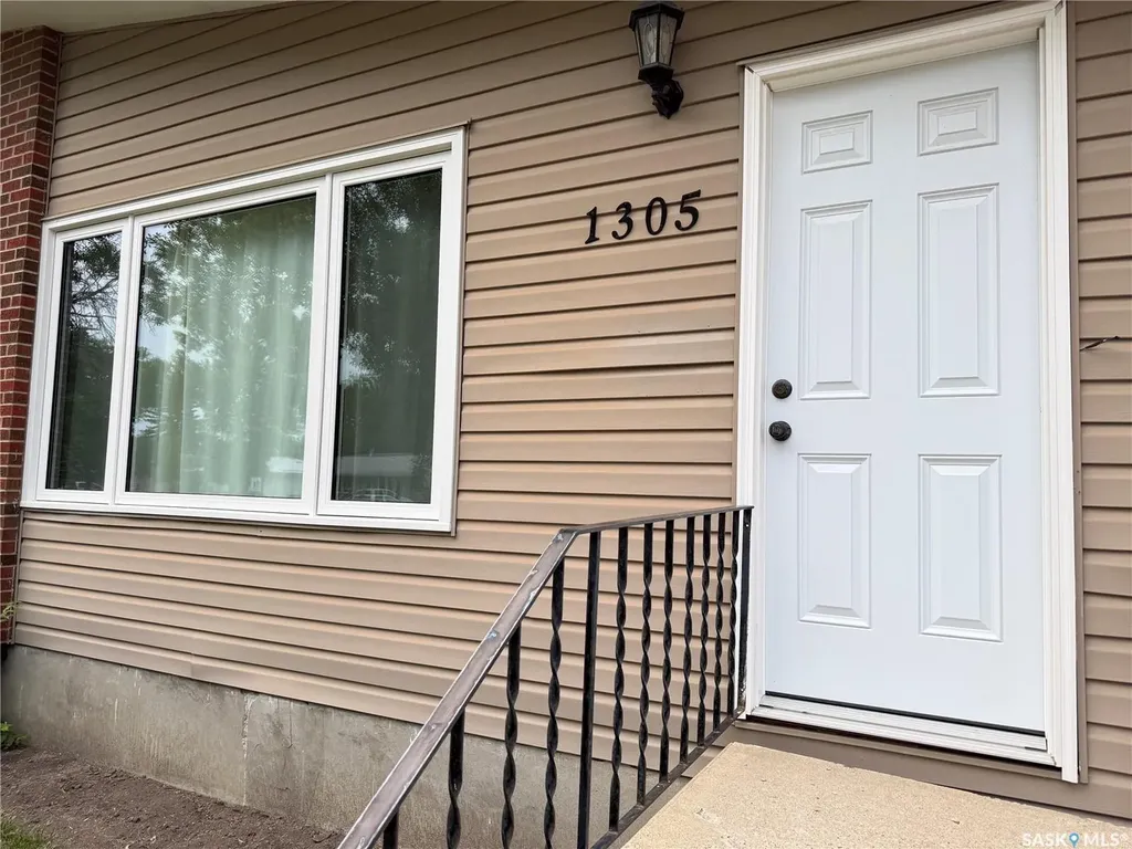 1305 Park Avenue Weyburn SK S4H 0K7