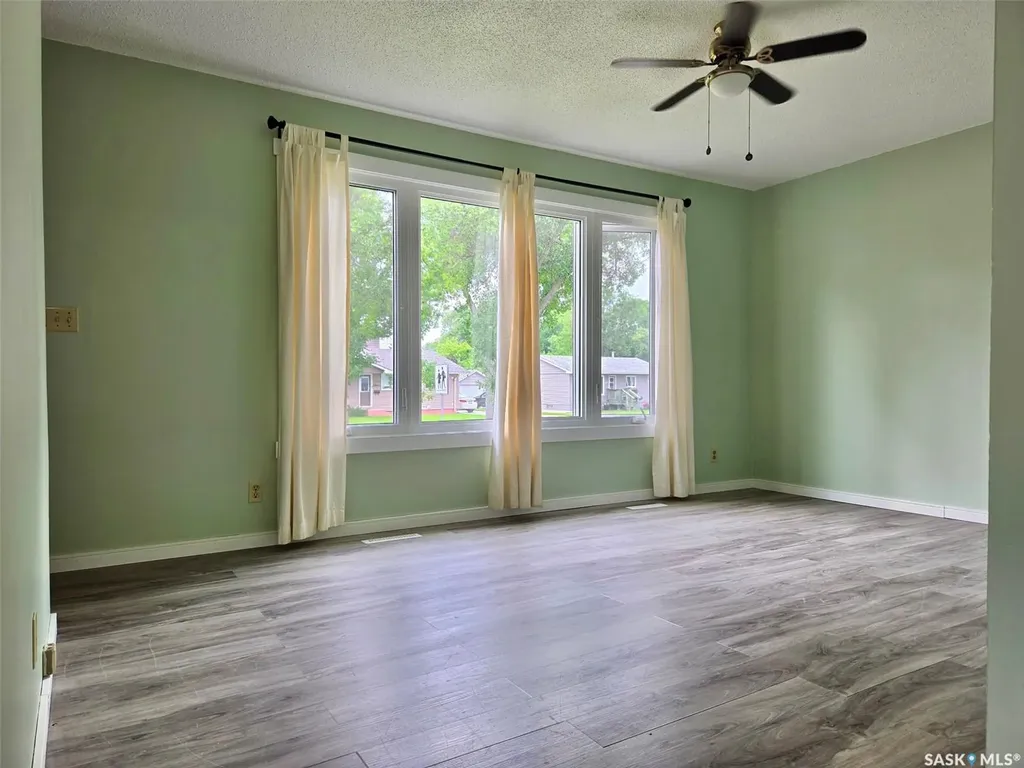 1305 Park Avenue Weyburn SK S4H 0K7