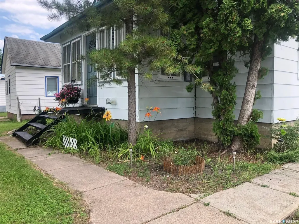322 5th Avenue E Canora SK S0A 0L0