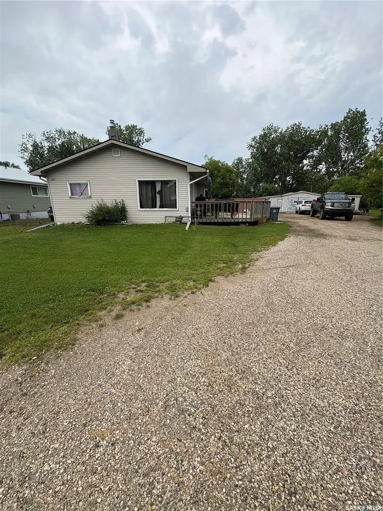 231 Eisenhower Street Midale SK S0C 1S0