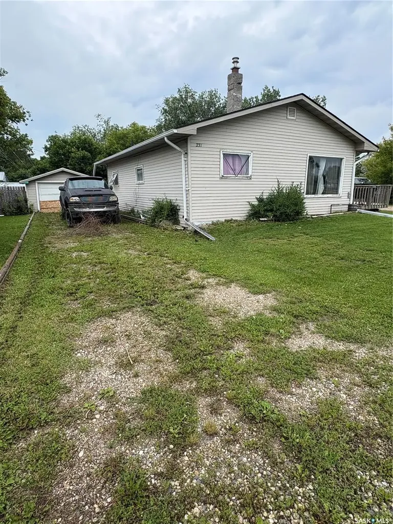 231 Eisenhower Street Midale SK S0C 1S0