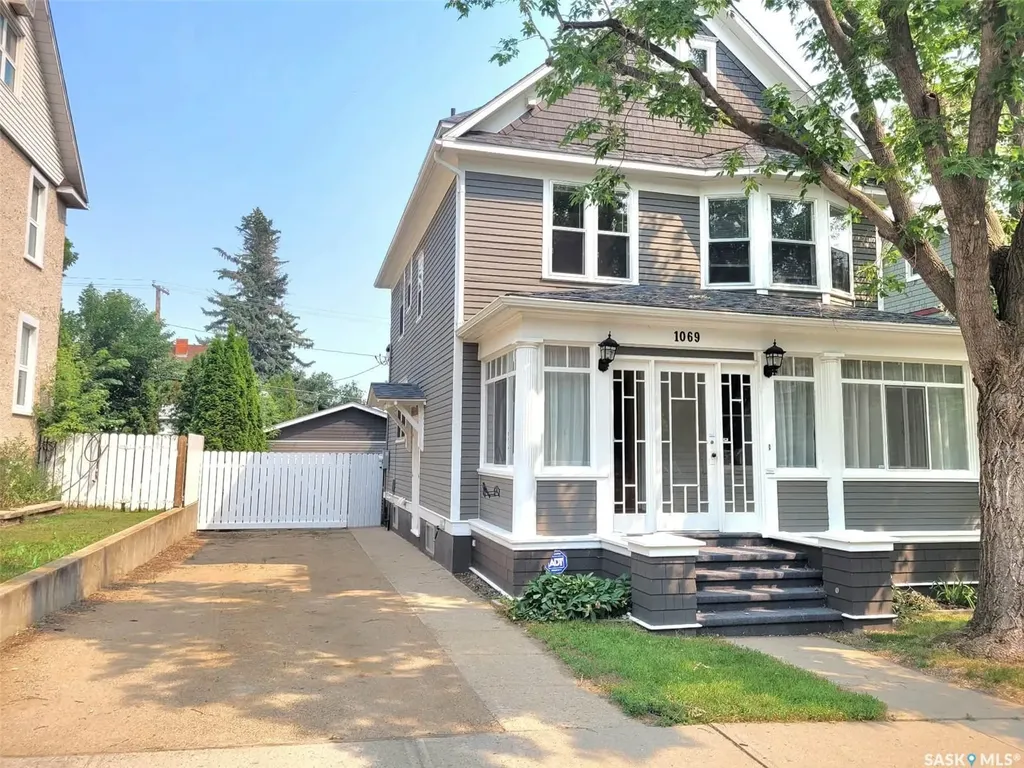 1069 Clifton Avenue Moose Jaw SK S6H 3L3