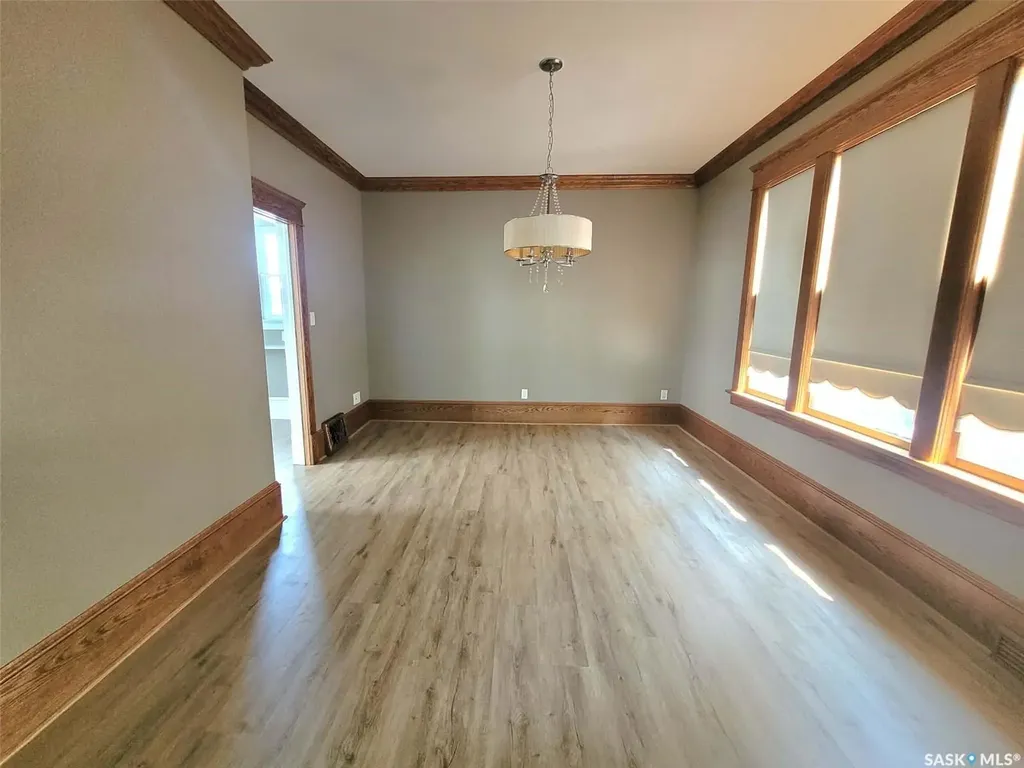 1069 Clifton Avenue Moose Jaw SK S6H 3L3