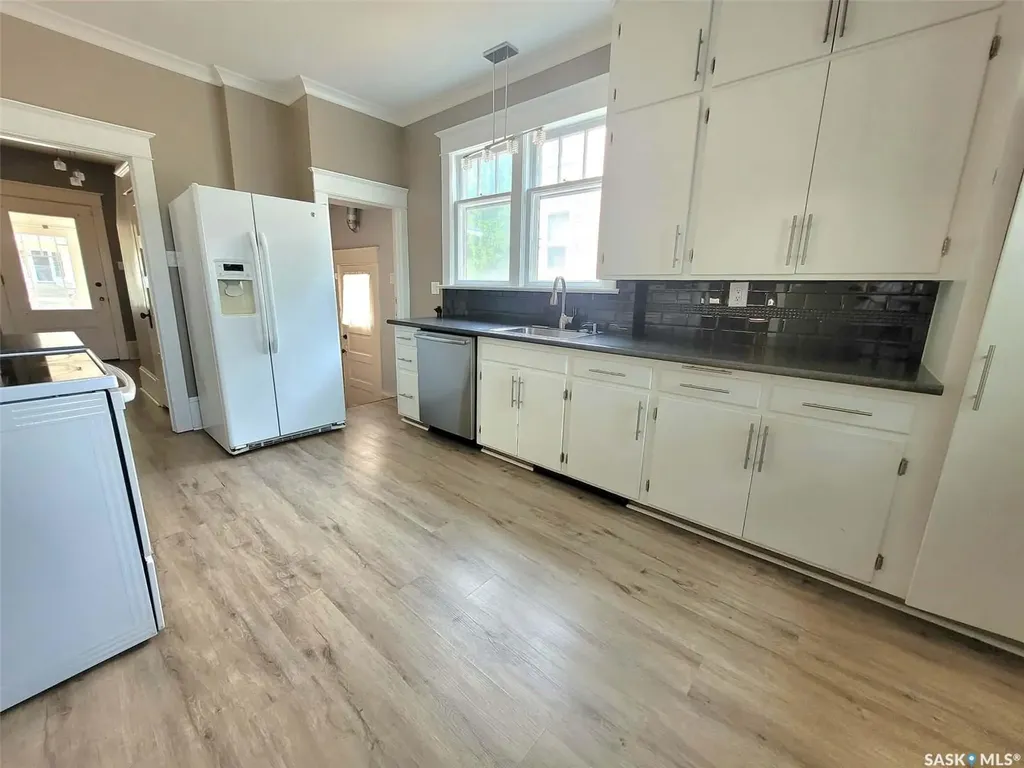 1069 Clifton Avenue Moose Jaw SK S6H 3L3