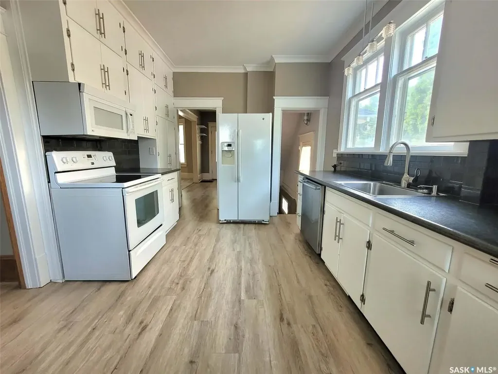 1069 Clifton Avenue Moose Jaw SK S6H 3L3
