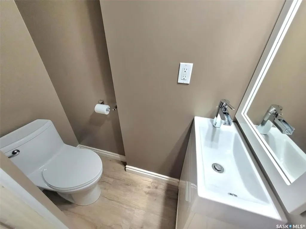 1069 Clifton Avenue Moose Jaw SK S6H 3L3