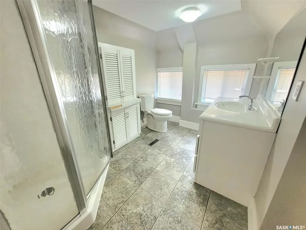 1069 Clifton Avenue Moose Jaw SK S6H 3L3