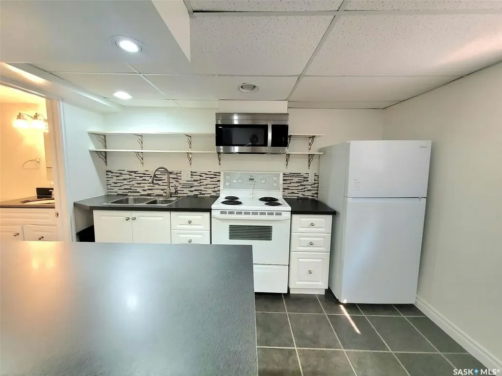1069 Clifton Avenue Moose Jaw SK S6H 3L3