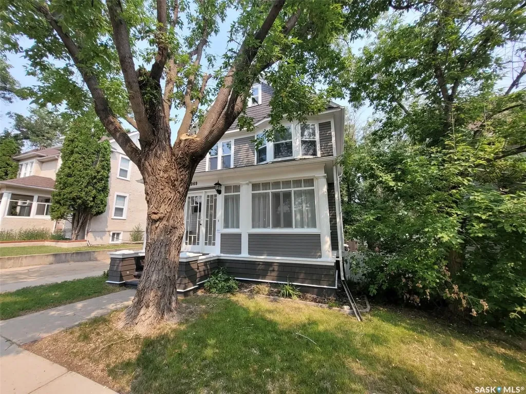 1069 Clifton Avenue Moose Jaw SK S6H 3L3