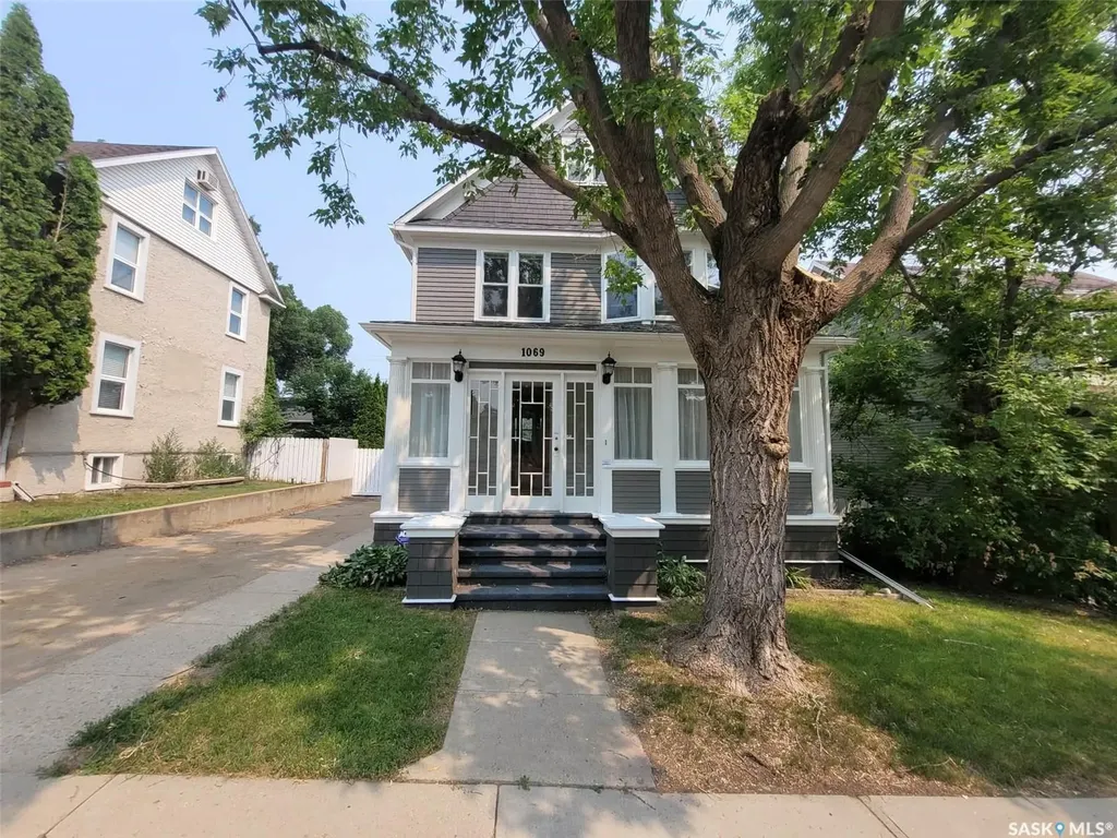 1069 Clifton Avenue Moose Jaw SK S6H 3L3