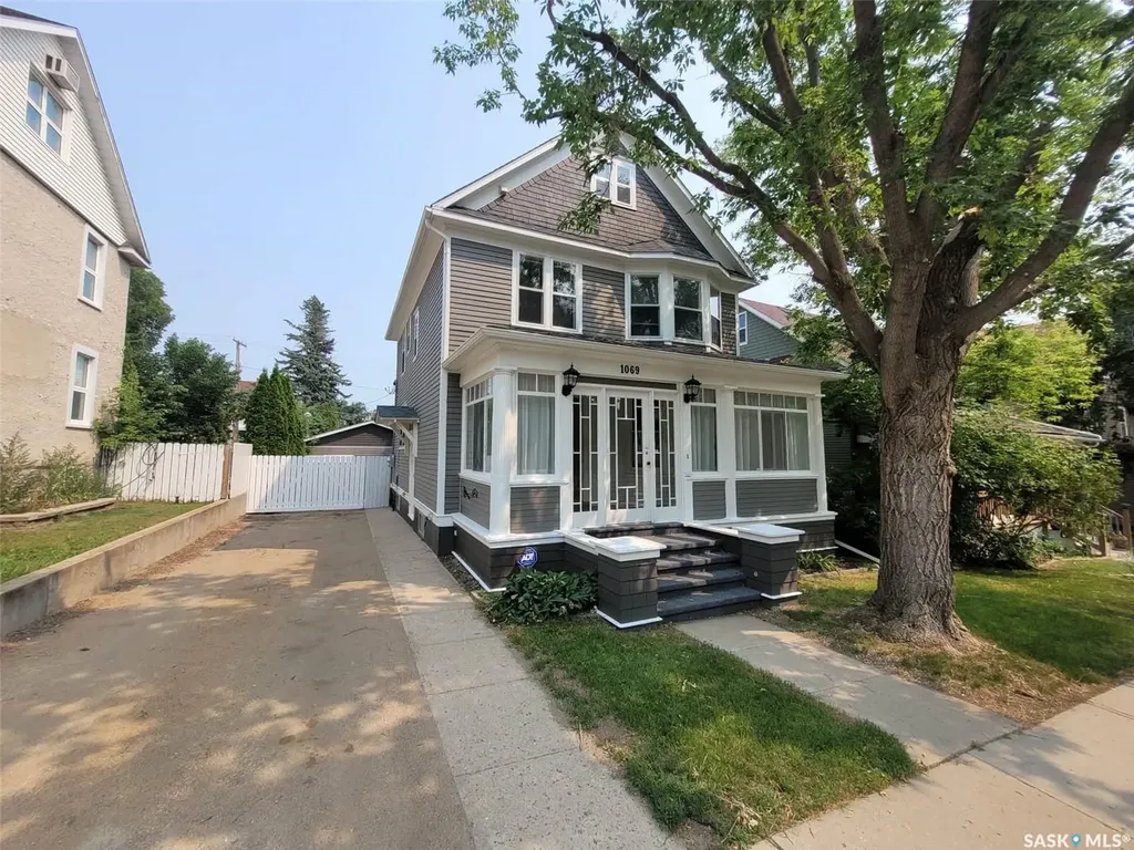1069 Clifton Avenue Moose Jaw SK S6H 3L3