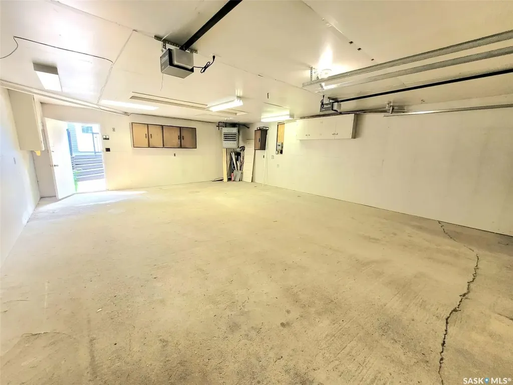 1069 Clifton Avenue Moose Jaw SK S6H 3L3