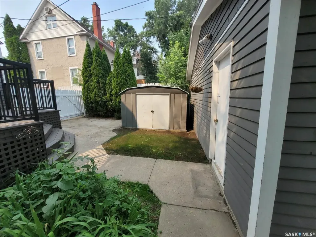 1069 Clifton Avenue Moose Jaw SK S6H 3L3