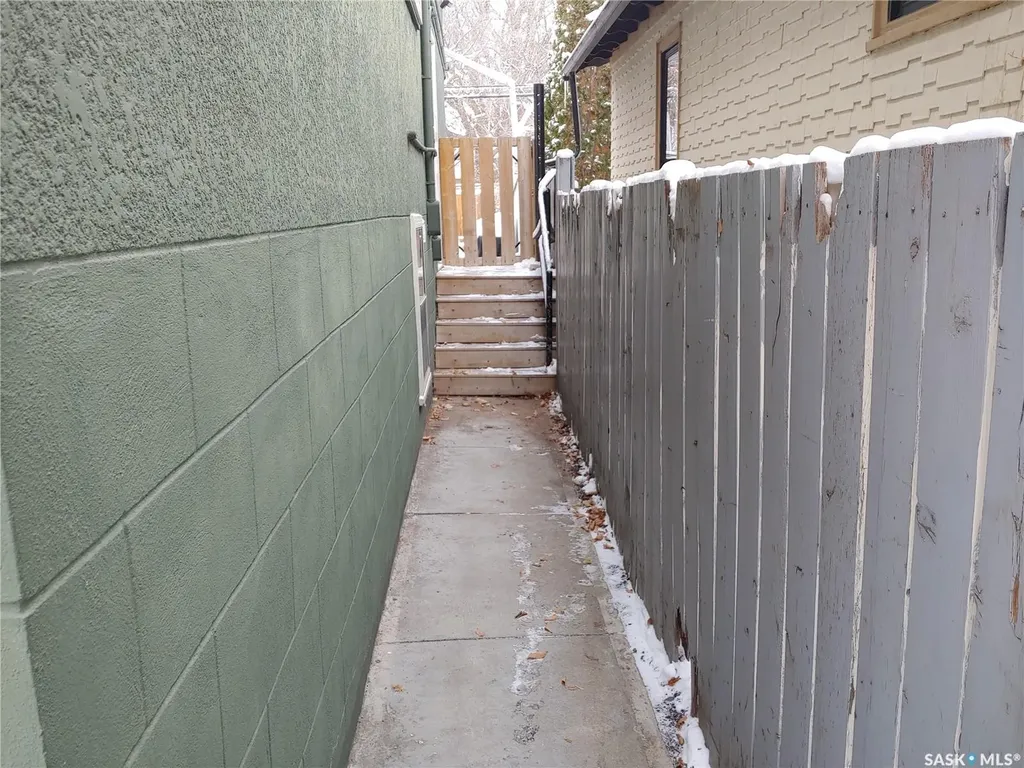 204 25th Street W Saskatoon SK S7L 0C4
